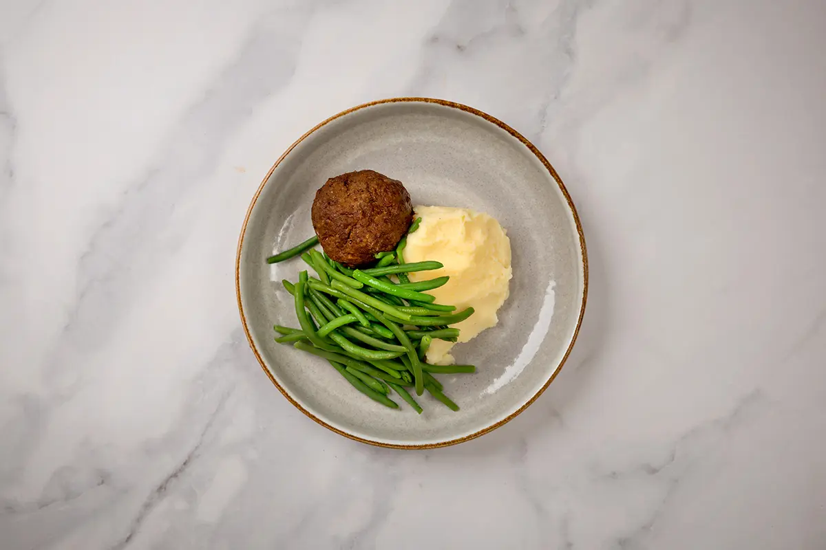 Aardappelpuree met sperziebonen en gehaktbal van De Vitaminebron