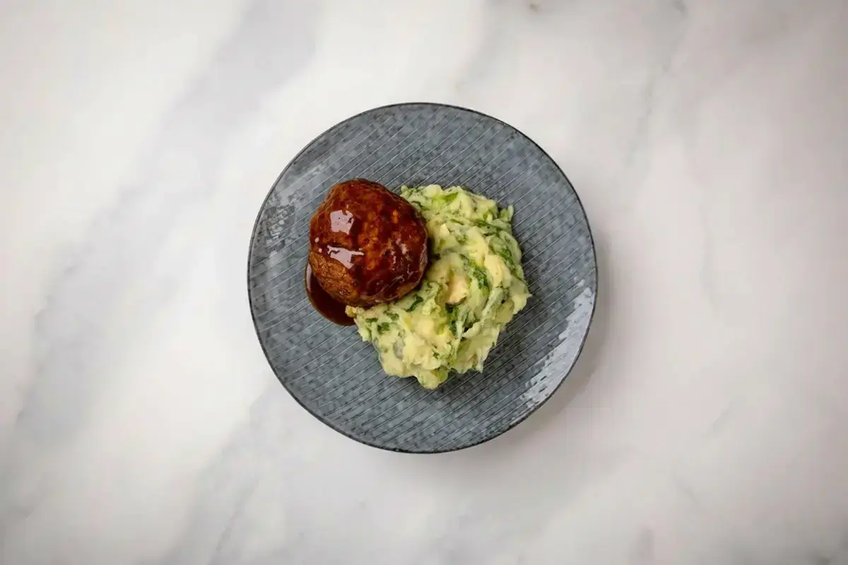 Stamppot andijvie met gehaktbal van De Vitaminebron