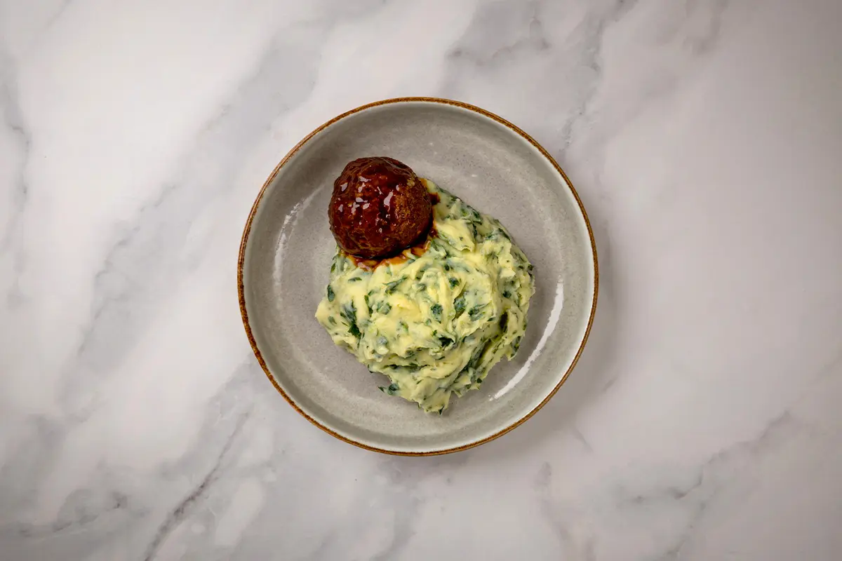 Stamppot spinazie met gehaktbal van De Vitaminebron